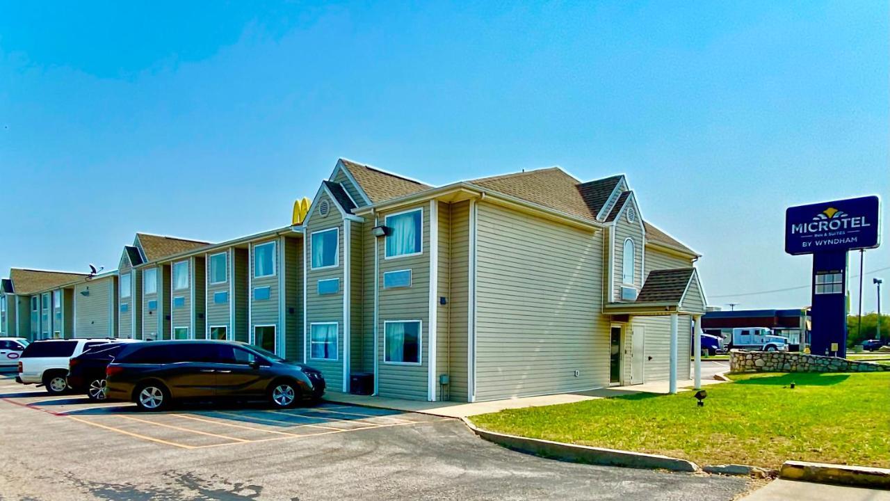 Microtel Inn & Suites By Wyndham Адмор Екстериор снимка