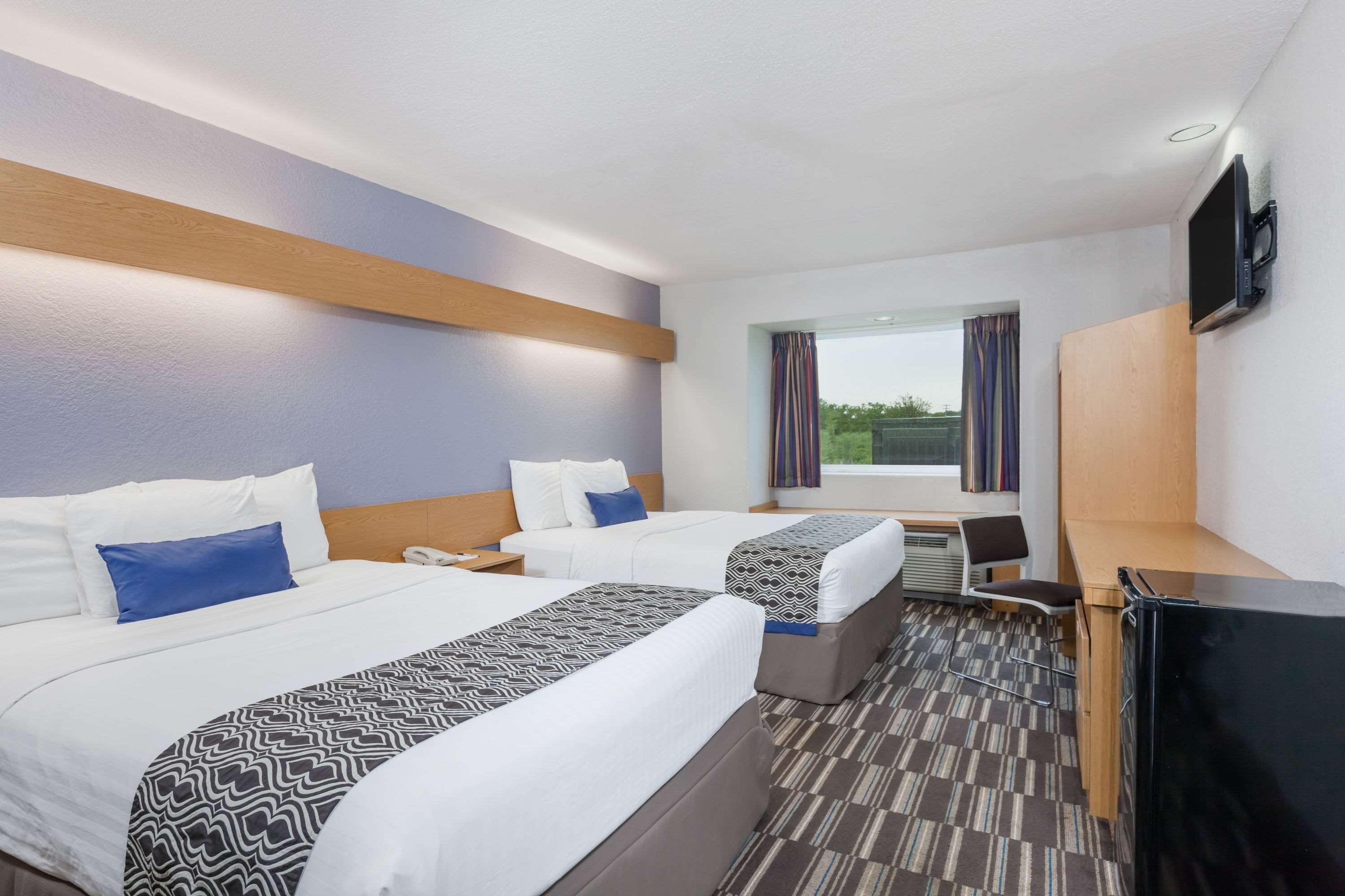 Microtel Inn & Suites By Wyndham Адмор Екстериор снимка